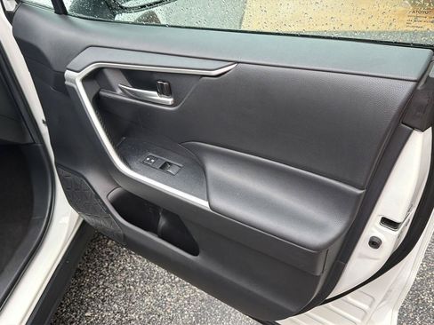 Used 2020 Toyota RAV4 XLE FWD image 13