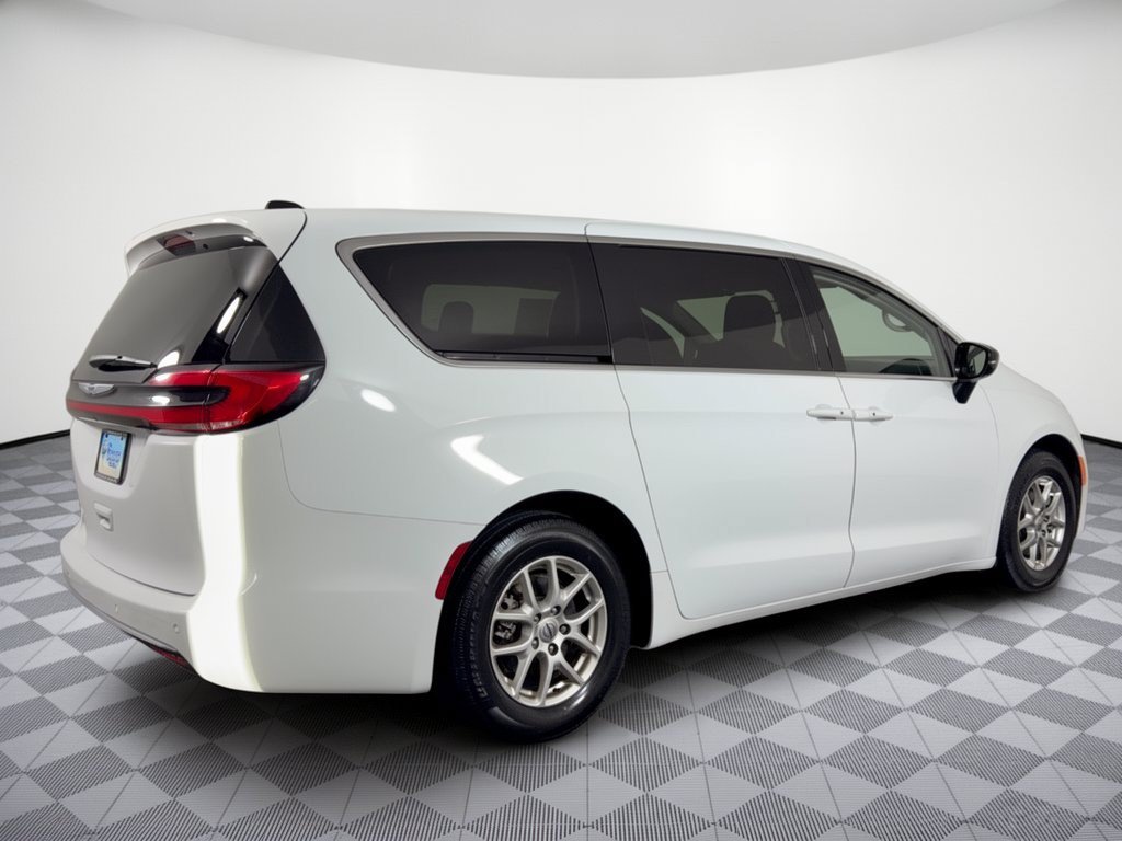 Used 2024 Chrysler Pacifica Touring-L FWD image 9