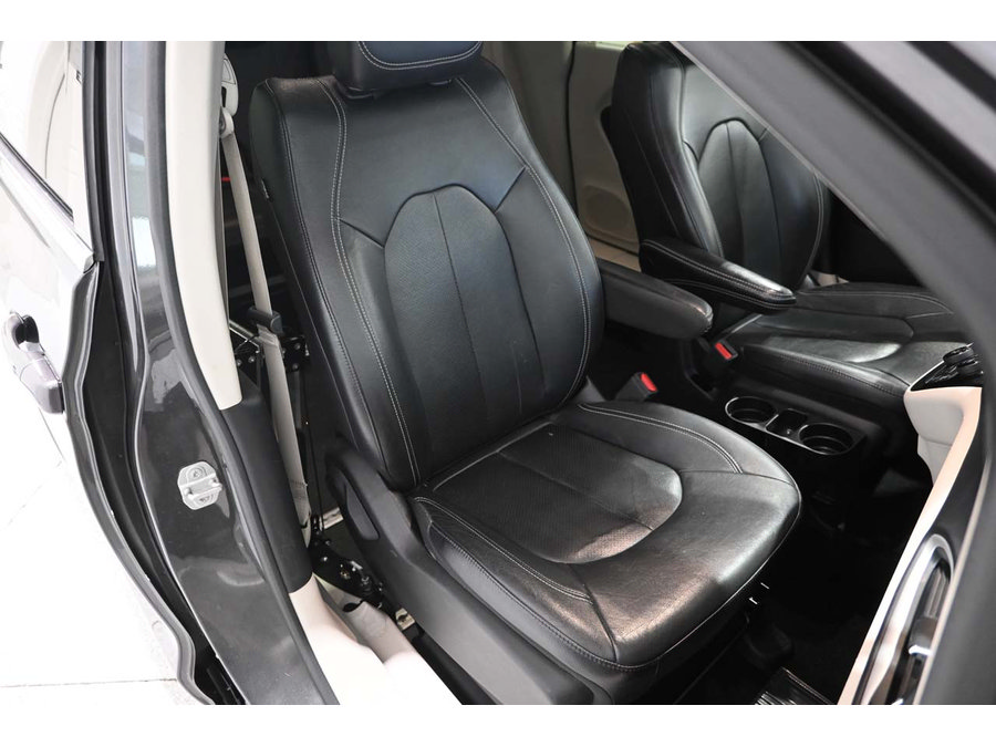 Used 2022 Chrysler Pacifica Touring-L FWD image 16