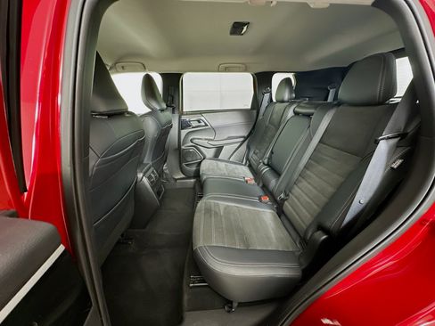 Used 2025 Mitsubishi Outlander SE image 29