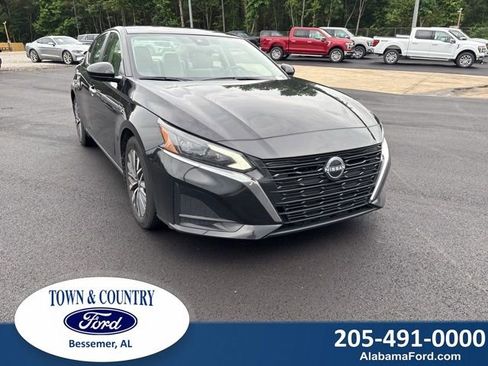 Used 2024 Nissan Altima 2.5 SV w/ SV Premium Package FWD image 1