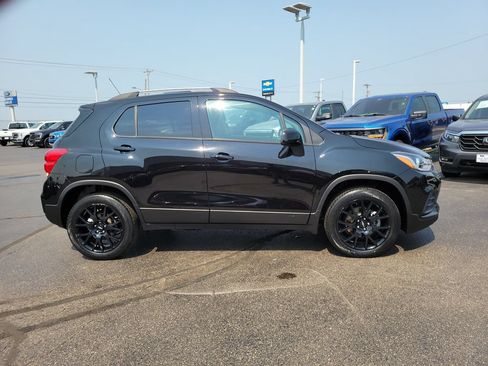Used 2022 Chevrolet Trax LT w/ Premium Seat Package AWD/4WD image 3