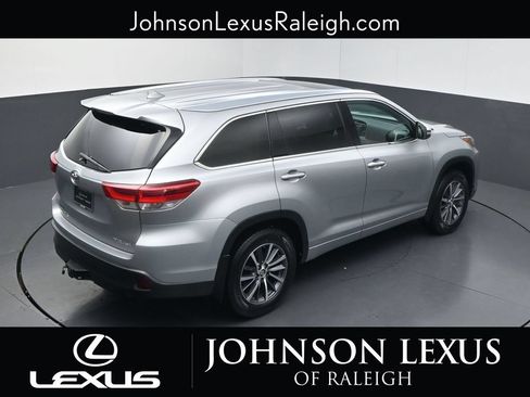 Used 2018 Toyota Highlander XLE AWD/4WD image 28