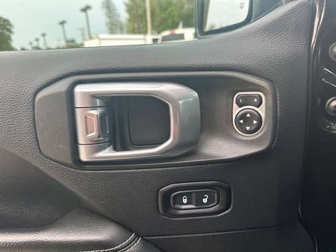 Used 2018 Jeep Wrangler Unlimited Sahara w/ Dual Top Group AWD/4WD image 17