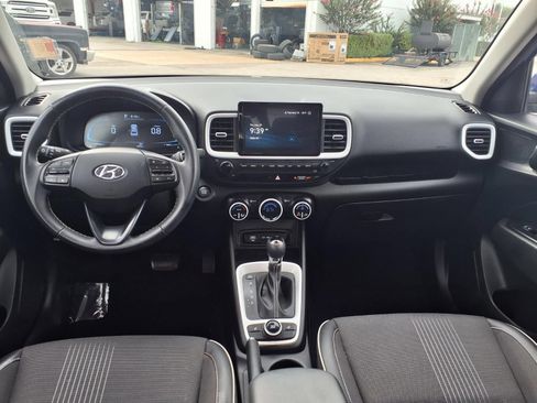 Used 2024 Hyundai Venue Limited FWD image 3