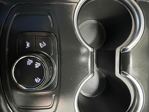 Used 2024 GMC Terrain SLE AWD/4WD image 17