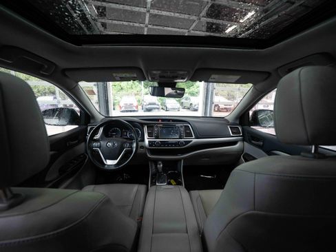 Used 2019 Toyota Highlander XLE AWD/4WD image 19