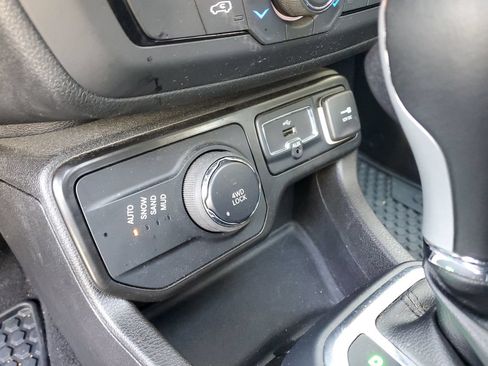 Used 2023 Jeep Renegade Limited w/ Sun/Sound Group AWD/4WD image 28
