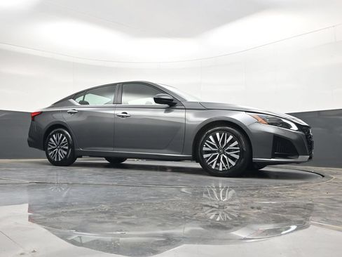 Used 2025 Nissan Altima 2.5 SV FWD image 30