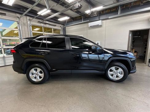 Used 2021 Toyota RAV4 LE AWD/4WD image 6