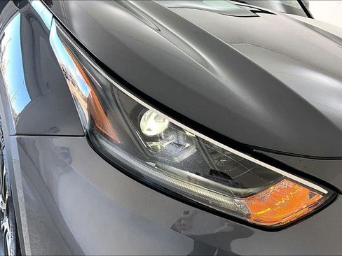Used 2021 Toyota Highlander XLE image 39