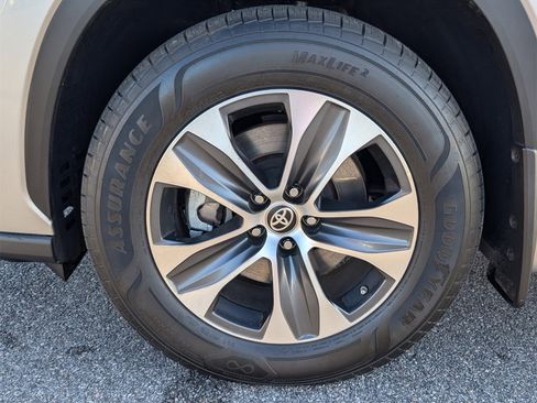 Used 2024 Toyota Highlander XLE image 13