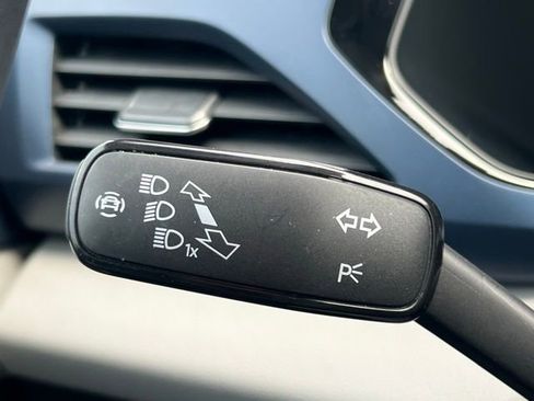 Used 2023 Volkswagen Taos SE w/ Panoramic Sunroof Package AWD/4WD image 12