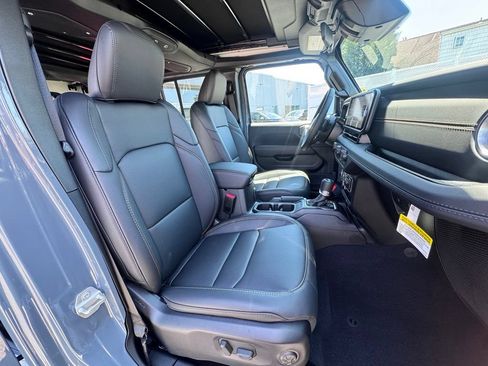 New 2026 Jeep Wrangler Unlimited Sahara AWD/4WD image 18