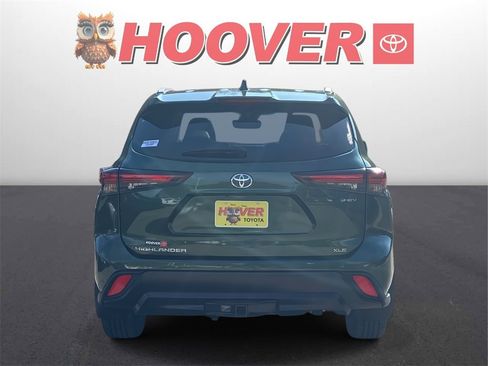 Used 2025 Toyota Highlander XLE image 3