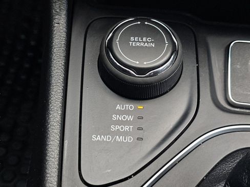 Used 2022 Jeep Cherokee Latitude w/ Trailer Tow Group AWD/4WD image 9