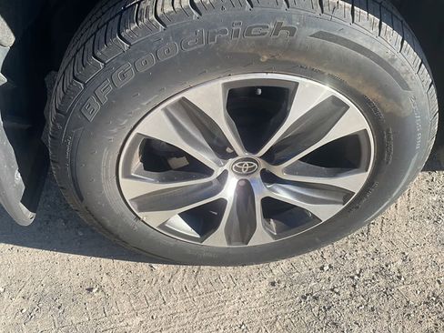 Used 2021 Toyota Highlander XLE image 22