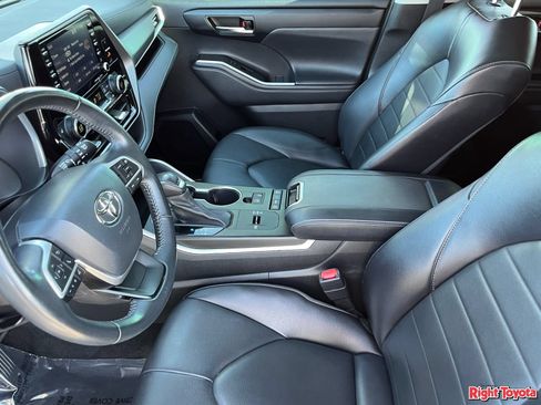 Used 2022 Toyota Highlander XLE FWD image 20