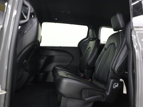 Used 2025 Chrysler Pacifica Select FWD image 23