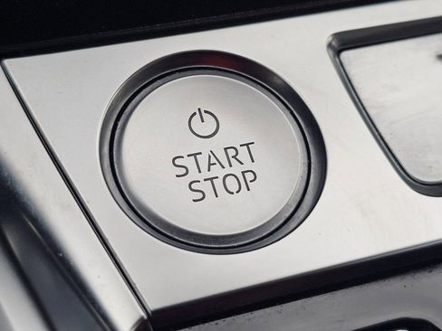 Used 2019 Audi e-tron Prestige w/ Prestige Package image 17