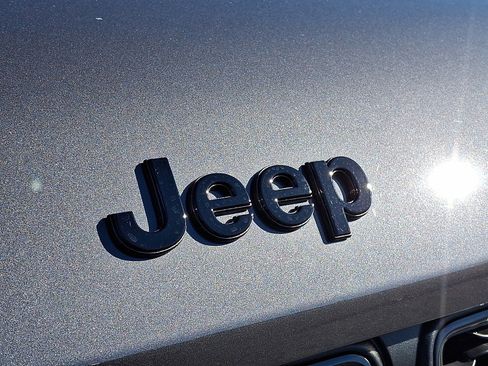 New 2025 Jeep Grand Cherokee Altitude image 23