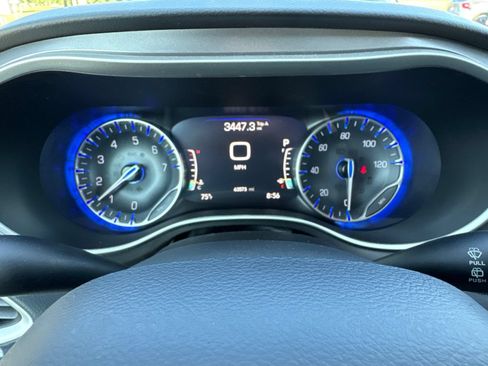 Used 2023 Chrysler Pacifica Touring-L FWD image 16