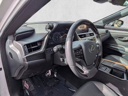 Used 2020 Lexus ES 300h w/ Premium Package image 10