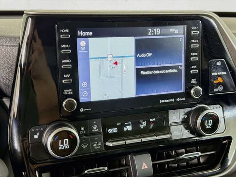 Used 2020 Toyota Highlander XLE AWD/4WD image 16