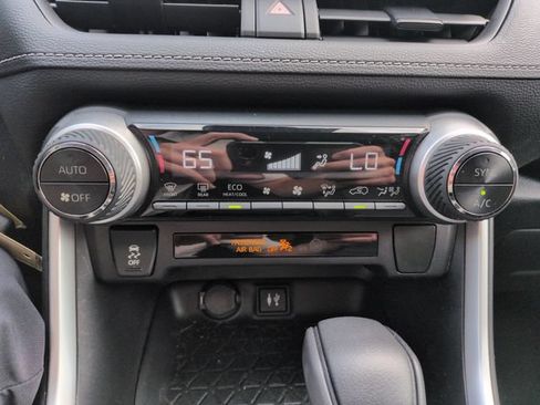 Used 2019 Toyota RAV4 LE w/ Carpet Mat Package AWD/4WD image 39