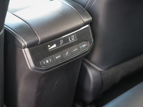 Used 2023 Toyota Highlander XLE FWD image 19