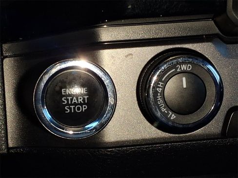 Used 2017 Toyota Tacoma SR5 image 11