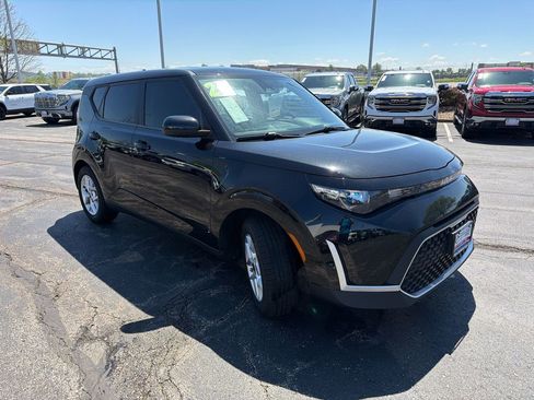 Used 2023 Kia Soul LX w/ LX Technology Package FWD image 4