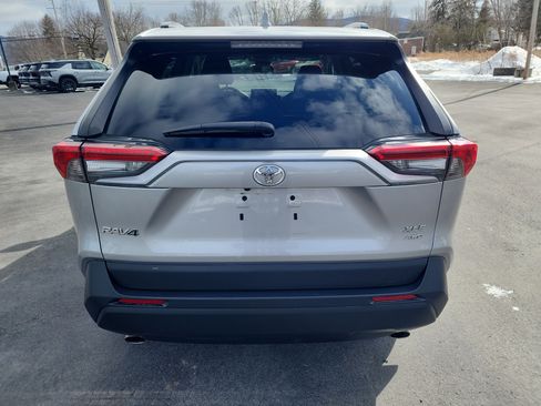 Used 2020 Toyota RAV4 XLE w/ Carpet Mat Package image 7