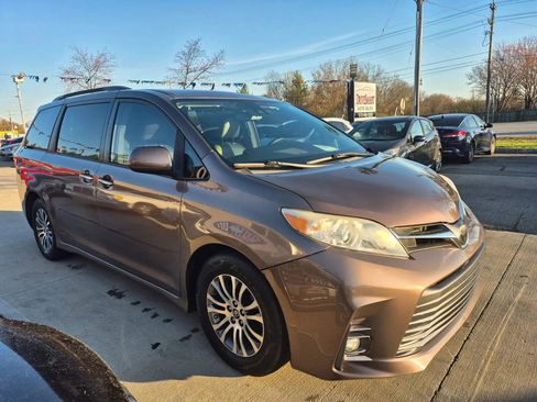 Used 2019 Toyota Sienna XLE image 3