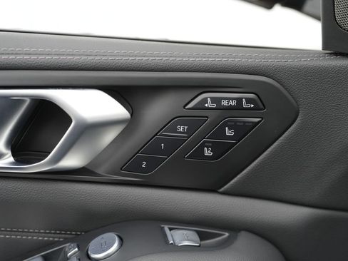 Used 2022 BMW X7 M50i w/ Dynamic Handling Package image 31