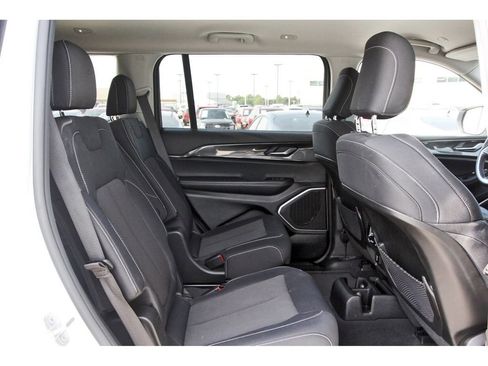 Used 2022 Jeep Grand Cherokee L Laredo w/ Luxury Tech Group I AWD/4WD image 10