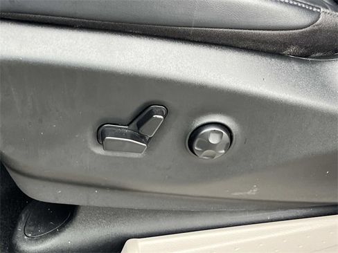 Used 2024 Chrysler Pacifica Touring-L image 33