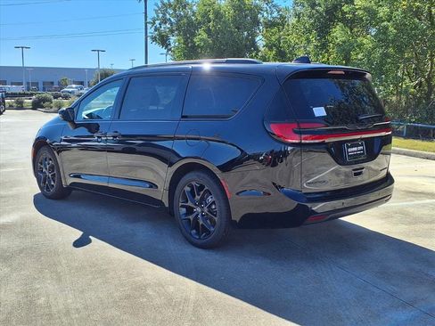 New 2026 Chrysler Pacifica Limited w/ S Appearance Package image 2
