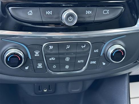 Used 2023 Chevrolet Traverse LT image 15