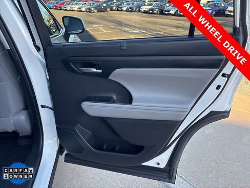 Used 2020 Toyota Highlander XLE image 9