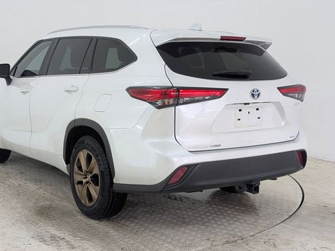 Used 2023 Toyota Highlander Bronze Edition image 3