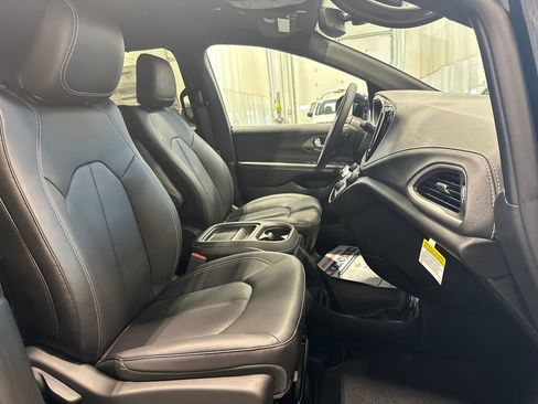 New 2027 Chrysler Pacifica Select AWD/4WD image 32