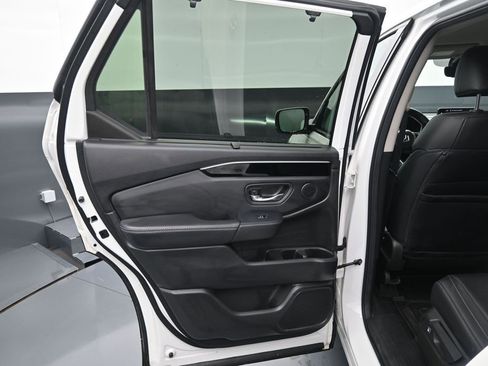 Used 2025 Honda Pilot EX-L image 18