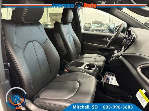 New 2026 Chrysler Pacifica Select image 31