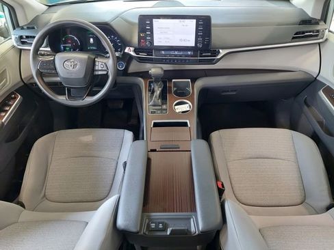 Used 2022 Toyota Sienna LE image 3