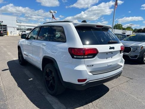 Used 2019 Jeep Grand Cherokee Laredo AWD/4WD image 3