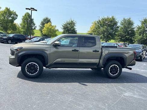 Used 2024 Toyota Tacoma TRD Sport AWD/4WD image 7
