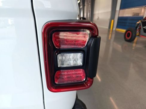 Used 2025 Jeep Gladiator Rubicon AWD/4WD image 30