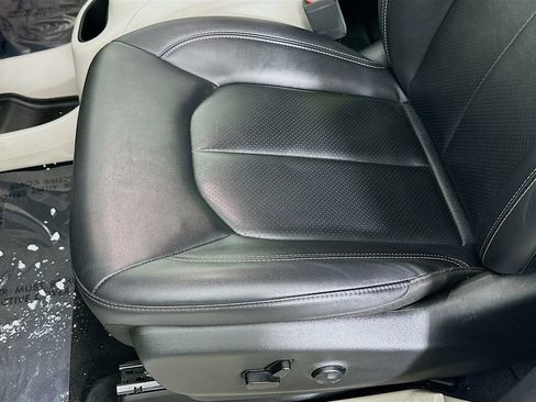 Certified 2024 Chrysler Pacifica Touring-L image 29