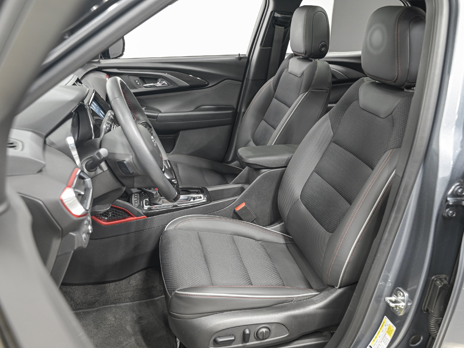 Used 2022 Chevrolet TrailBlazer RS w/ Sun and Liftgate Package AWD/4WD image 16